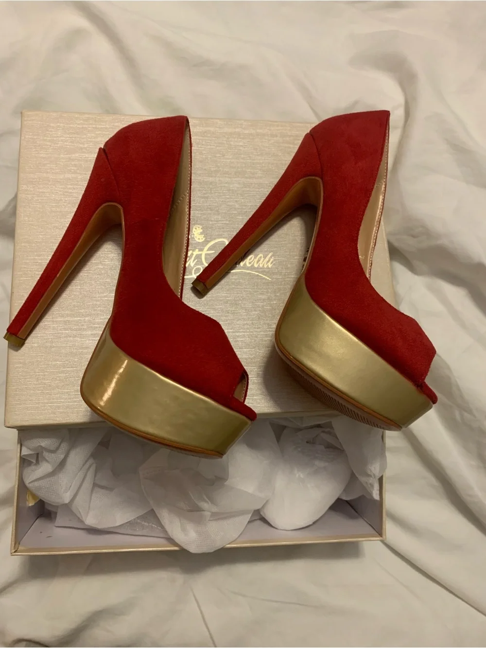 Petit Cadeau sleek red